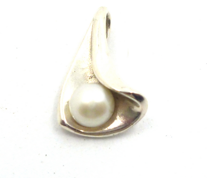 Sterling Silver Pendant with Pearl